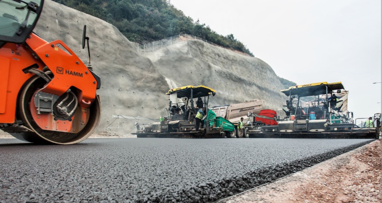 Полагане на пътна настилка